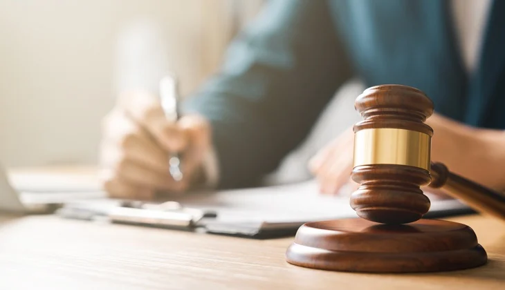 Determinada reintegração de candidata eliminada por ter experimentado maconha na adolescência