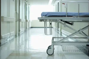 Estado e município deverão realizar cirurgia e indenizar paciente por demora na fila do SUS