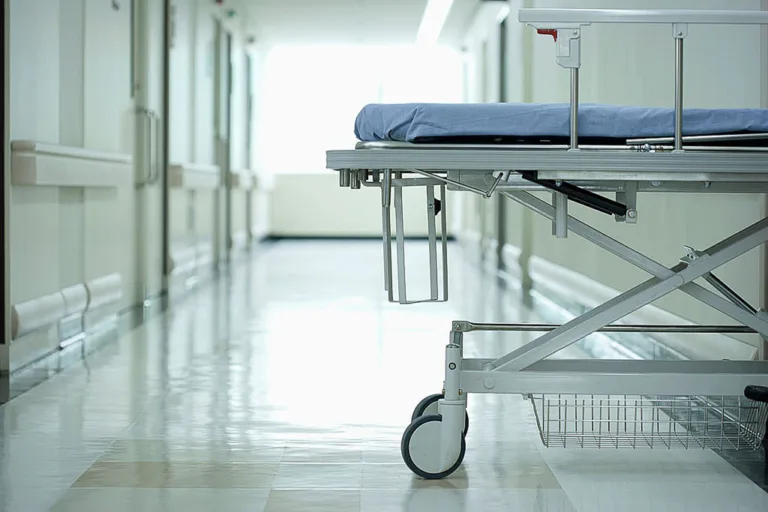 Estado e município deverão realizar cirurgia e indenizar paciente por demora na fila do SUS