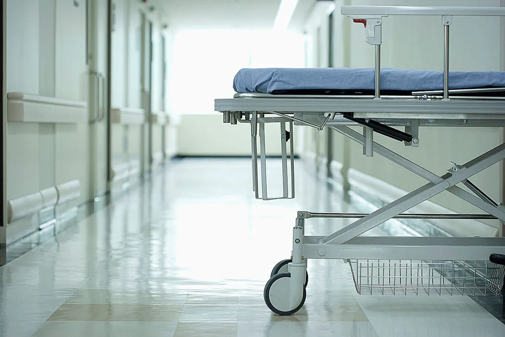 Estado e município deverão realizar cirurgia e indenizar paciente por demora na fila do SUS