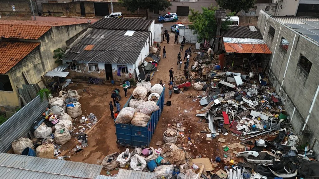 Prefeitura de Goiânia e Polícia Militar realizam operação integrada em recicladoras