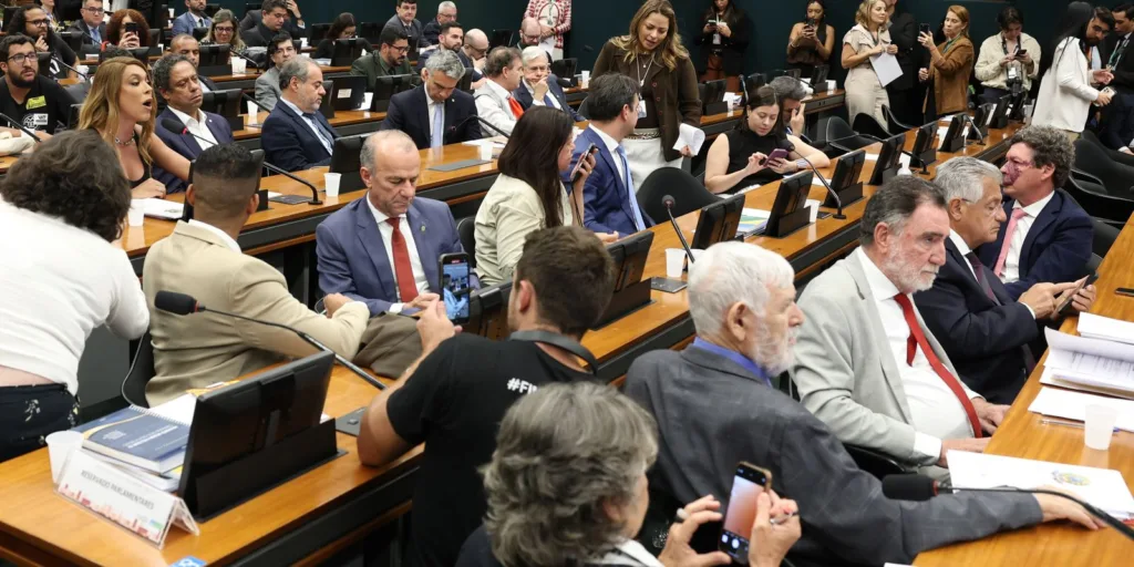 Pedido de vista adia votação da PEC do fim da 6x1 na CCJ da Câmara