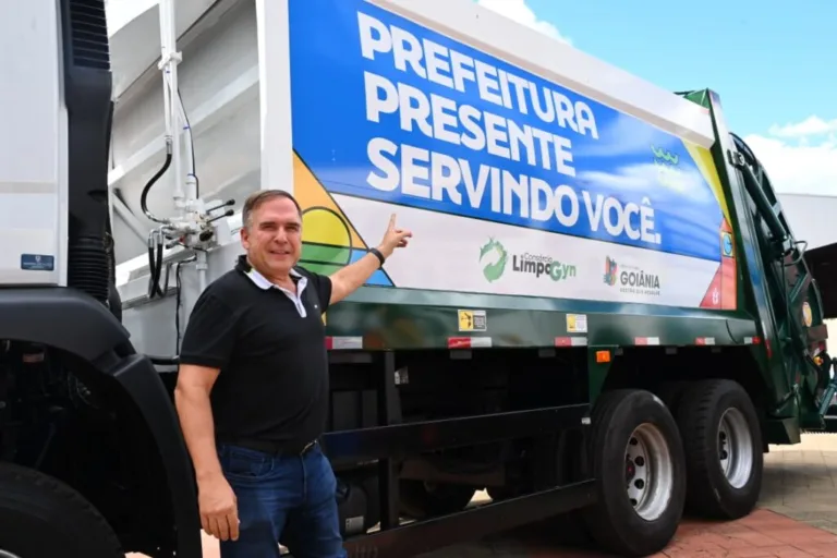 Mabel entrega novos caminhões tecnológicos para coleta domiciliar em Goiânia