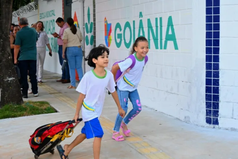 Prefeito Sandro Mabel anuncia chamamento de 102 concursados da Educação