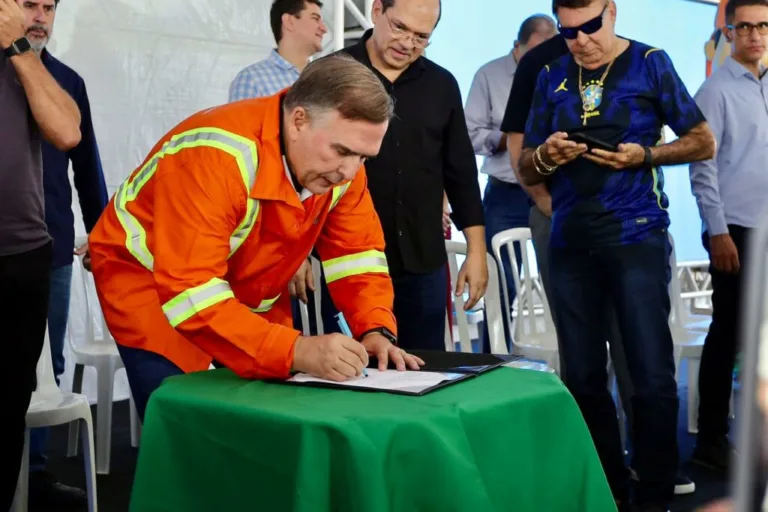 Prefeito Sandro Mabel assina contrato da Nova Comurg