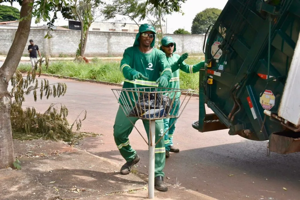 Consórcio Limpa Gyn orienta população sobre descarte correto do lixo em dias chuvosos