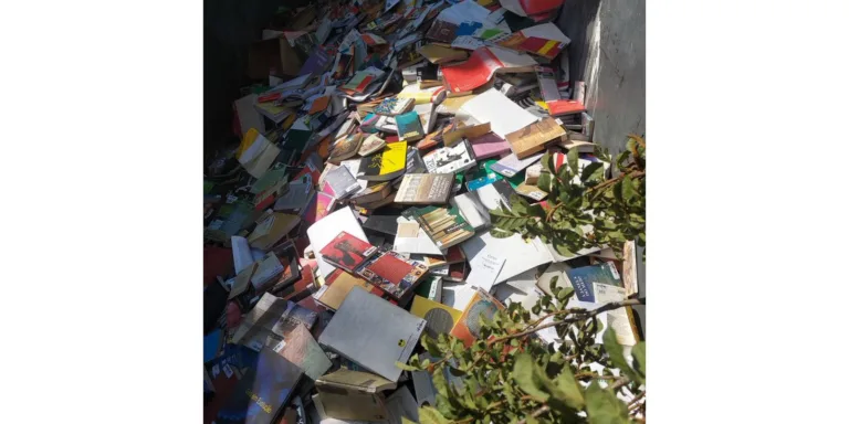 Prefeitura de Osasco joga no lixo livros de biblioteca municipal