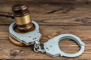 STF mantém decisão do TJGO que invalidou busca policial e absolveu acusados por porte ilegal de arma