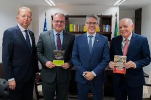 Comitiva goiana convida senador Alessandro Vieira para audiência pública sobre crime organizado em Goiânia