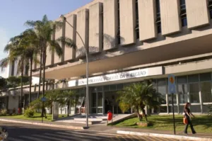 TRF1 concede liberdade a investigados por supostos desvios em contratos da saúde em Goiás