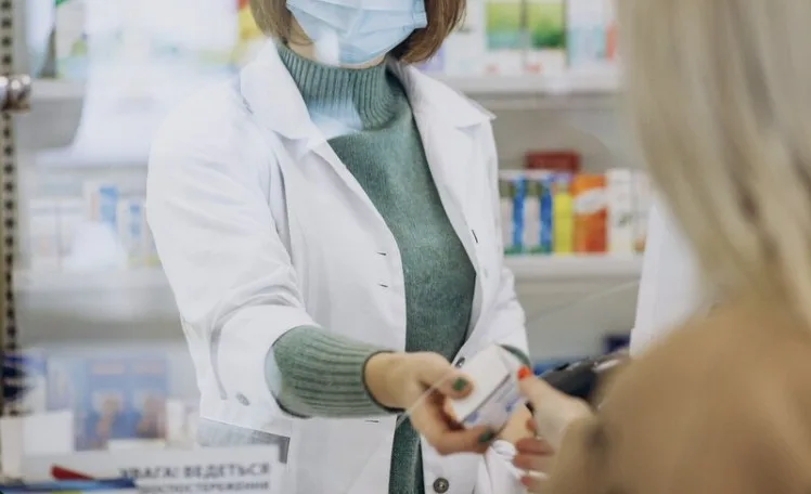 Falta de assentos para descanso gera indenização para trabalhadora gestante, decide TRT de Goiás