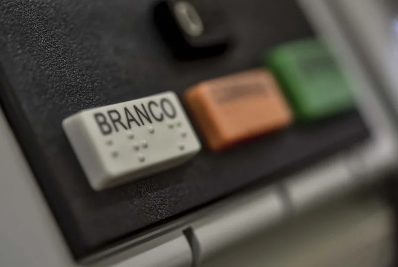 TSE mantém direito de voto para presos provisórios nas eleições de 2026