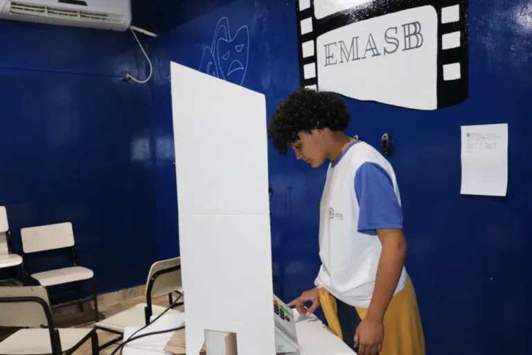 Estudantes da rede municipal eleitos vereadores mirins são diplomados no TRE