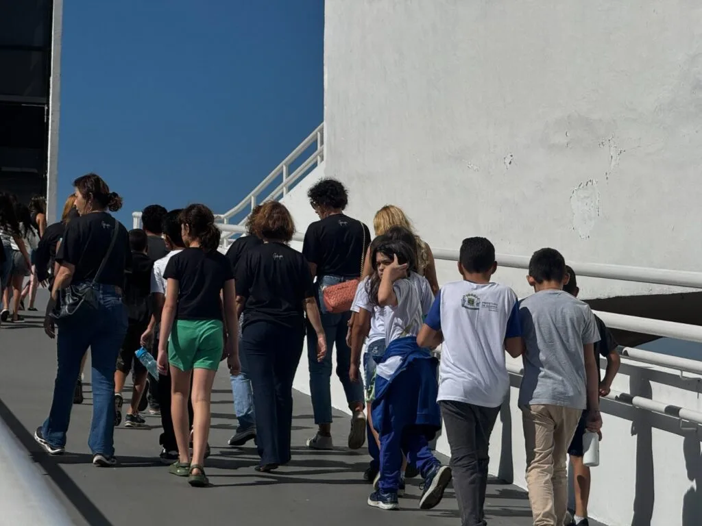 Vice-prefeita destaca papel da arte na formação de estudantes durante visita à Bienal itinerante em Goiânia