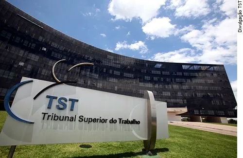 TST: restaurante é condenado a indenizar atendente chamada de “macaca” por cliente