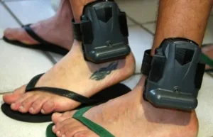 Proposta do governo de Goiás que obriga agressor a custear dispositivo de monitoramento é chancelada pela Alego