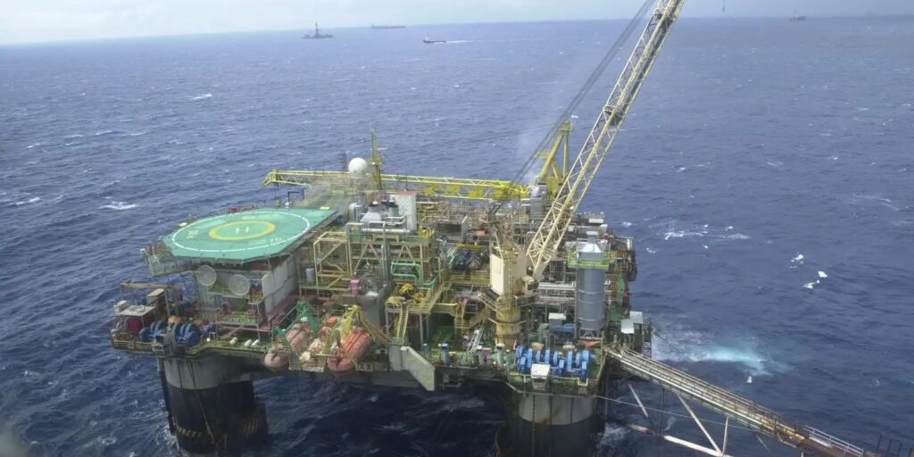 Em meio à guerra no Irã, Brasil bate recorde de produção de petróleo