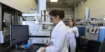 Brasil cria ações para garantir permanência de mães na ciência e academia.