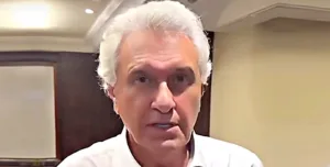 Ronaldo Caiado cobra esclarecimentos de Flávio Bolsonaro sobre relação com Daniel Vorcaro e financiamento de filme sobre Jair Bolsonaro