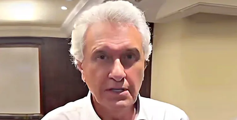 Ronaldo Caiado cobra esclarecimentos de Flávio Bolsonaro sobre relação com Daniel Vorcaro e financiamento de filme sobre Jair Bolsonaro