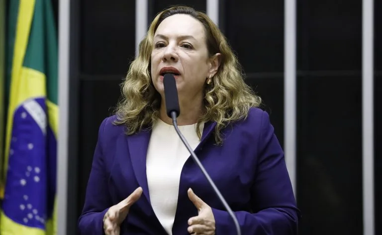 Aprovado PL relatado por Adriana Accorsi que cria novas regras para afastar agressores de vítimas