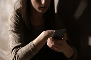 Comissão da Câmara aprova punição para uso de IA em violência contra a mulher