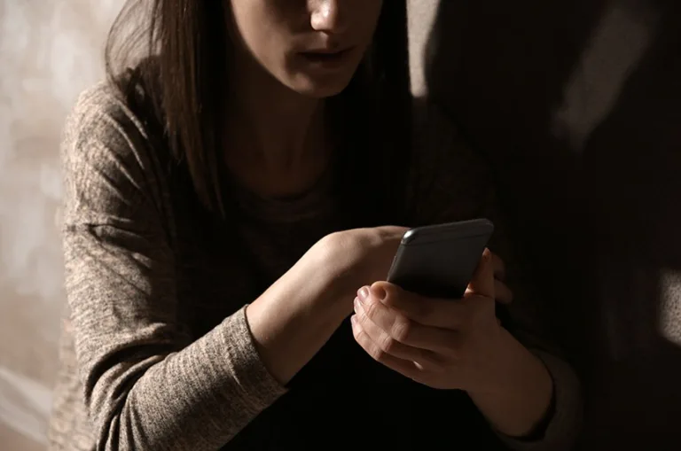 Comissão da Câmara aprova punição para uso de IA em violência contra a mulher