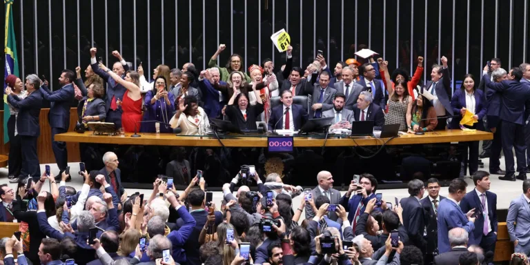 Saiba como votaram os deputados na PEC que acaba com a escala 6x1