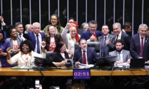 Câmara aprova, em dois turnos, PEC pelo fim da escala 6×1; matéria segue para o Senado