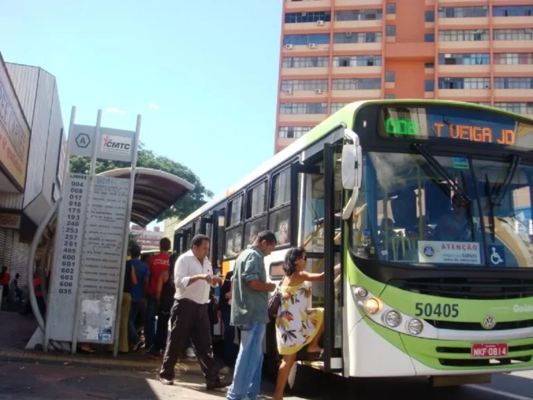 Câmara de Goiânia aprova prioridade de assento de janela para mulheres em ônibus