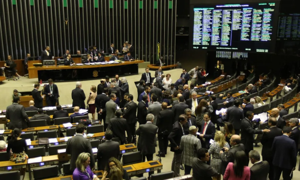 Senado derruba veto e municípios inadimplentes poderão receber recursos federais
