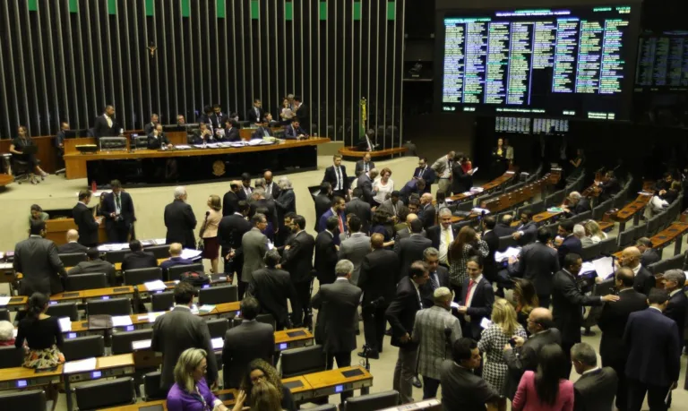 Senado derruba veto e municípios inadimplentes poderão receber recursos federais