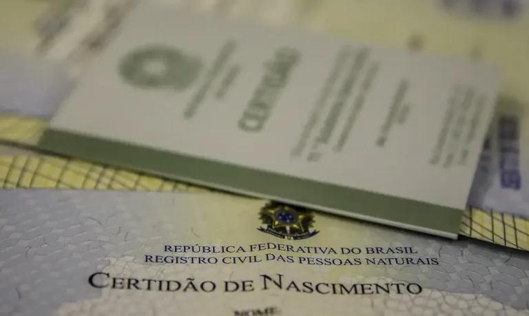Filha de imigrantes cubanos garante na Justiça o direito ao registro tardio de nascimento