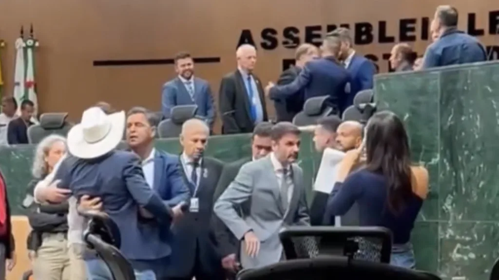 O presidente Bruno Peixoto (UB) encerrou a sessão em meio ao tumulto
