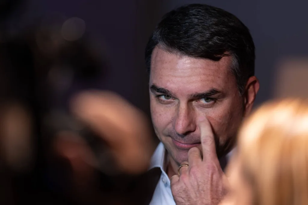 Flávio Bolsonaro (RJ) usará Lulinha em estratégia contra Lula e INSS