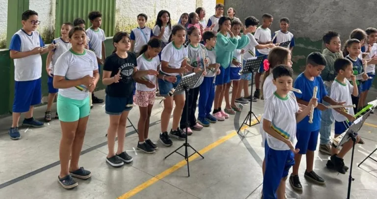 Estudantes da Rede Municipal de Educação aprendem música por meio da flauta doce
