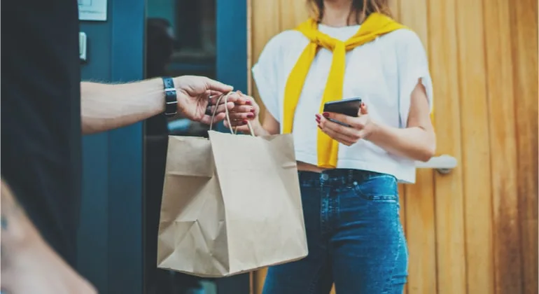 Vereadores iniciam discussão sobre exigência de identificação de remetentes em delivery