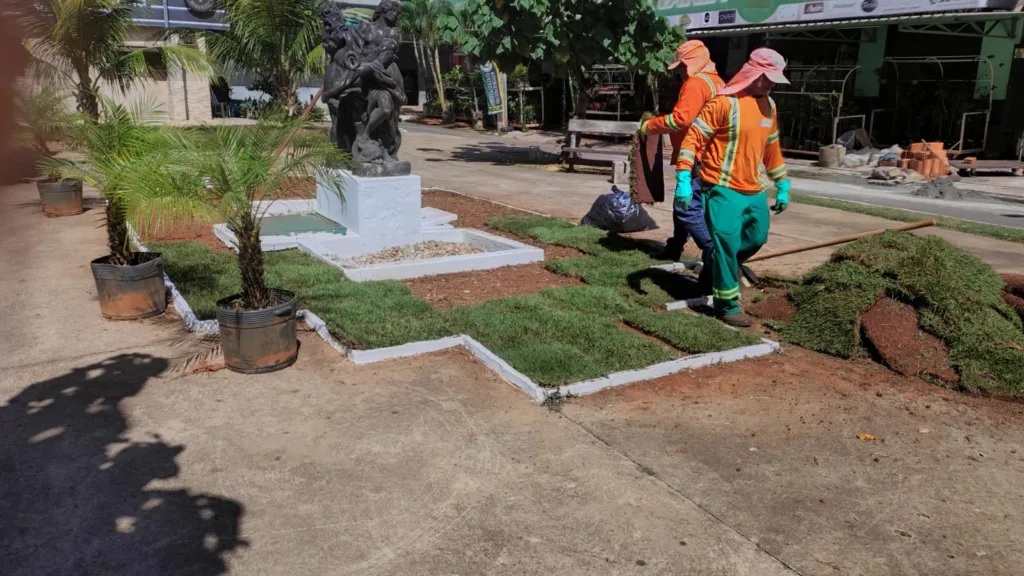 Praça da Rua 7, no Setor Central, recebe revitalização paisagística e fonte volta a operar