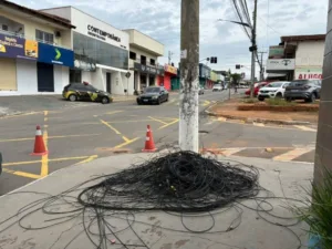 Prefeitura de Goiânia intensifica e cobra empresas responsáveis pela retirada de fios soltos
