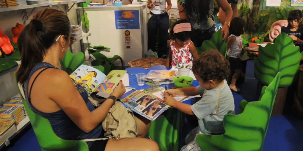 Estudo revela que 53% das famílias raramente leem para criança