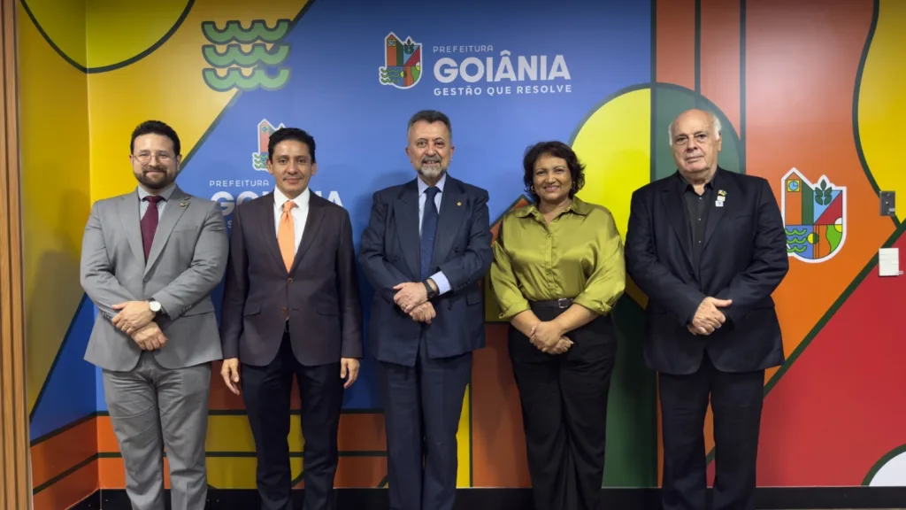 Prefeita em exercício Coronel Cláudia recebe embaixador do México no Paço Municipal