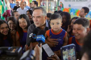 Prefeito Sandro Mabel entrega uniformes para estudantes da rede municipal de ensino