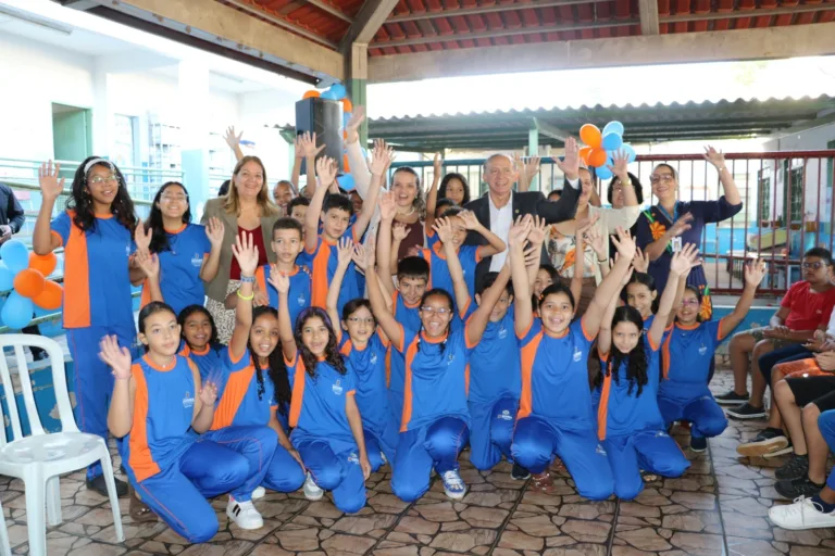 “Faz a gente se sentir parte da escola”, dizem estudantes durante entrega de uniformes da Rede Municipal de Educação