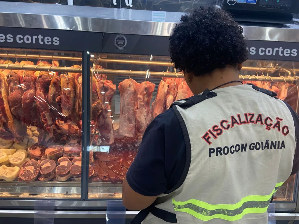 Procon Goiânia autua supermercado por comercialização de carnes impróprias para consumo