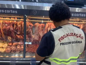 Procon Goiânia autua supermercado por comercialização de carnes impróprias para consumo