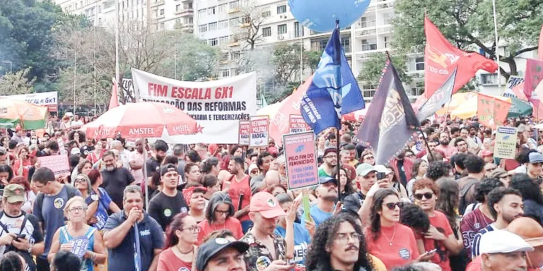 Manifestação em SP pede fim da escala 6x1 e ações contra o feminicídio