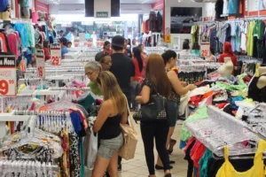 Dia Livre de Impostos promete descontos de até 70% e mobiliza comércio de Goiânia