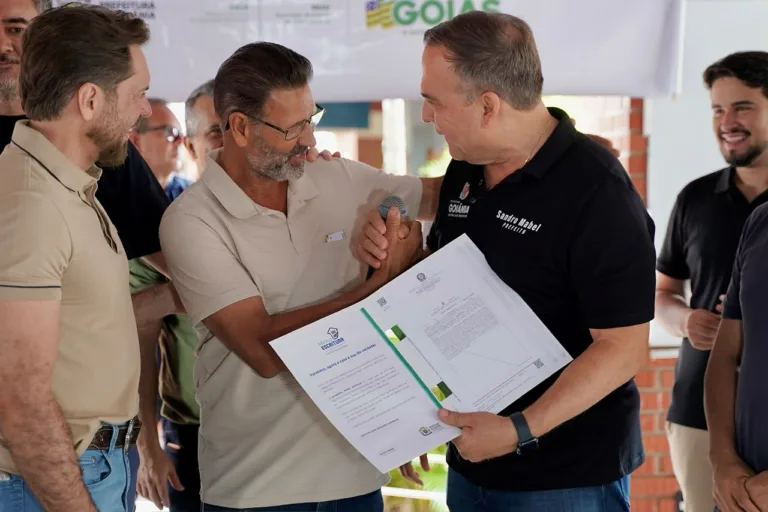 Prefeito Sandro Mabel entrega 311 escrituras a moradores da Região Noroeste