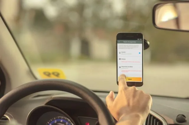 Sem conseguir recuperar celular esquecido em carro de aplicativo, passageira garante indenização