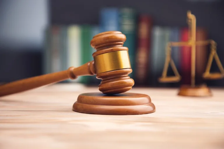 Juíza reconhece ilegalidade de busca domiciliar e absolve acusado por posse de arma de uso restrito